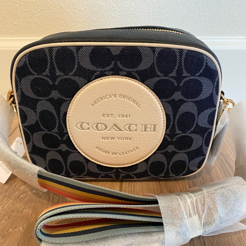 DEMPSEY CAMERA BAG IN SIGNATURE JACQUARD WITH PATCH (COACH C2822)
IM/DEN…